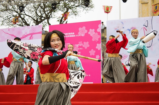 Hàng ngàn người đổ về tham dự Lễ hội hoa anh đào lớn nhất Việt Nam