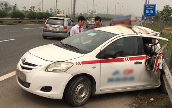 Hà Nội: Taxi bị đâm biến dạng, 5 người thoát chết trong gang tấc