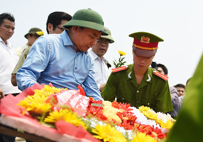 Thủ tướng Nguyễn Xuân Phúc tri ân các Anh hùng Liệt sỹ tại Quảng Trị
