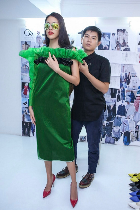 Lan Khuê thử trang phục tham dự Vietnam International Fashion Week 2016