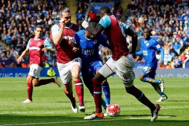 Leicester City-West Ham 2-2: Ngôi vương trong tầm tay