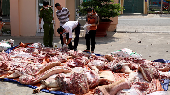 Hơn 1 tấn thịt heo hôi thối trên đường ra chợ bị bắt giữ