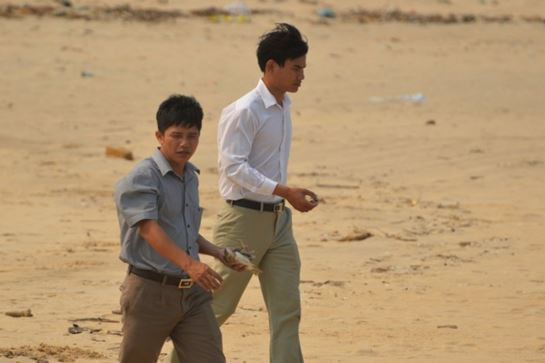 Người dân hoang mang khi cá chết bất thường ven biển Quảng Bình