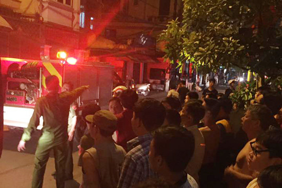 Hà Nội: Cháy lớn trên phố Bạch Đằng, người dân hoảng loạn