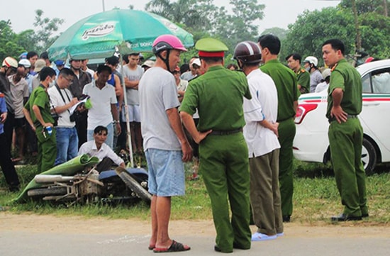 Tin tức giao thông 24h: Va chạm với taxi, người đàn ông bị kéo lê gần 20m