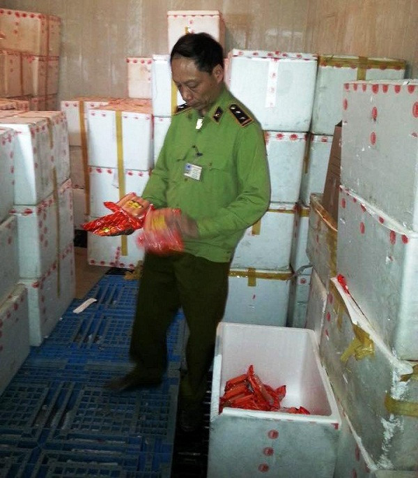 Hà Nội: Tạm giữ 38.000 chiếc xúc xích nghi sử dụng phụ gia cấm