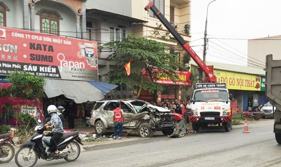 Thái Nguyên: 5 người thương vong trong chiếc xe ô tô biến dạng