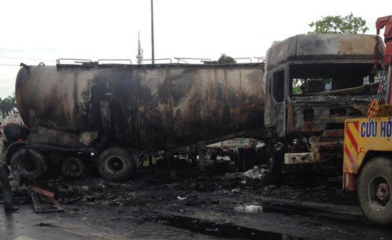 Container và xe bồn bốc cháy dữ dội, tài xế thoát nạn