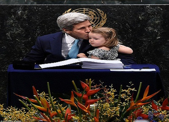 Tin tức thế giới 24 giờ: Ngoại trưởng Mỹ bế cháu gái trong lúc ký kết Hiệp định Paris