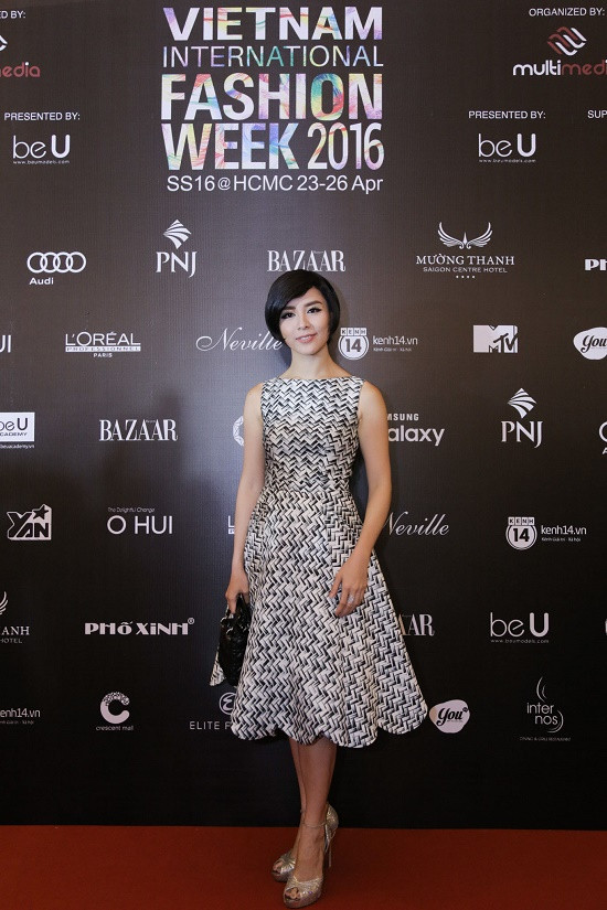 Angela Phương Trinh , Hạ Vi đối lập phong cách trên thảm đỏ thời trang