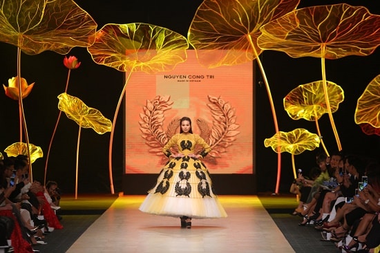 Vietnam International Fashion Week: NTK Công Trí chinh phục giới mộ điệu thời trang  