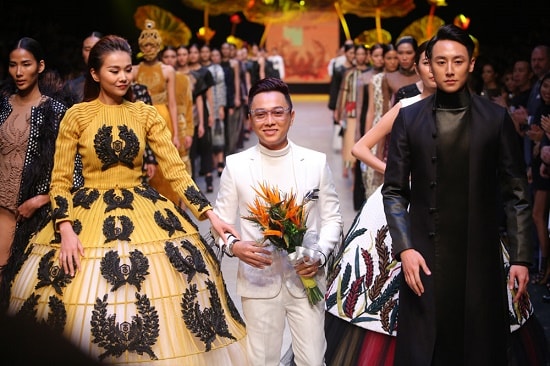 Vietnam International Fashion Week: NTK Công Trí chinh phục giới mộ điệu thời trang  