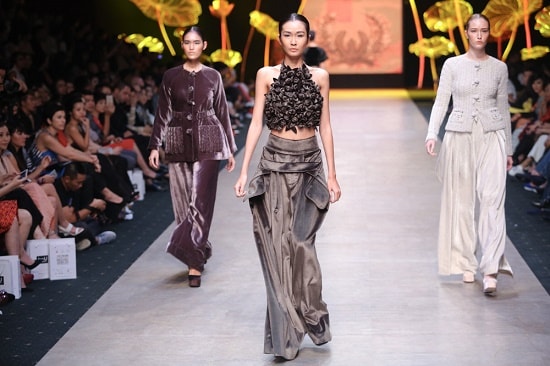 Vietnam International Fashion Week: NTK Công Trí chinh phục giới mộ điệu thời trang  