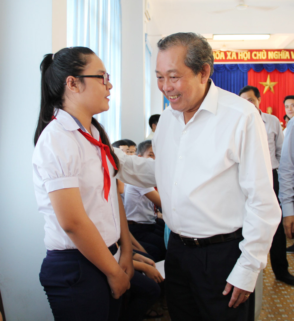 Phó Thủ tướng Trương Hòa Bình dự Lễ trao tặng kinh phí xây nhà tình thương và cầu nông thôn