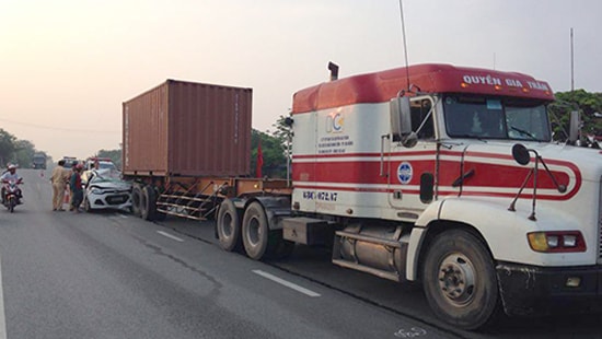 Taxi đâm đuôi xe container, 3 người thương vong