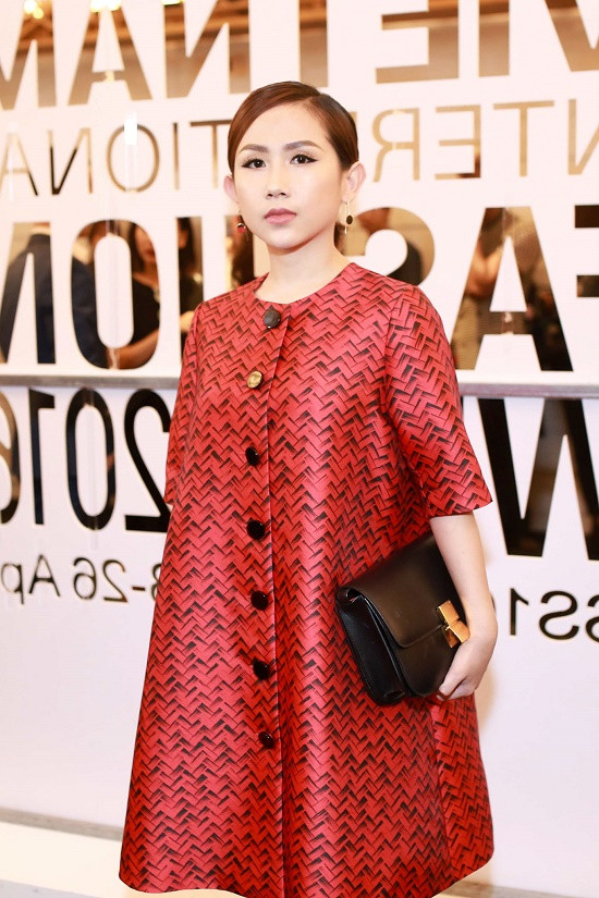 Angela Phương Trinh , Hạ Vi đối lập phong cách trên thảm đỏ thời trang