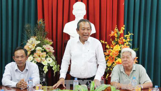 Phó Thủ tướng Trương Hòa Bình trao quà tặng Quỹ khuyến học các huyện nghèo tỉnh Long An