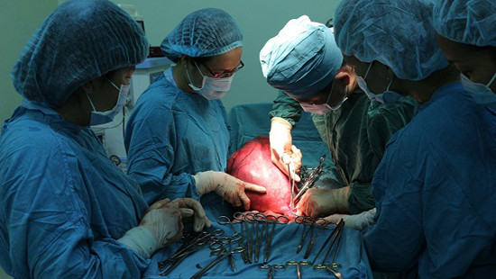 Phẫu thuật thành công u xơ tử cung “khủng” nặng 7,8kg