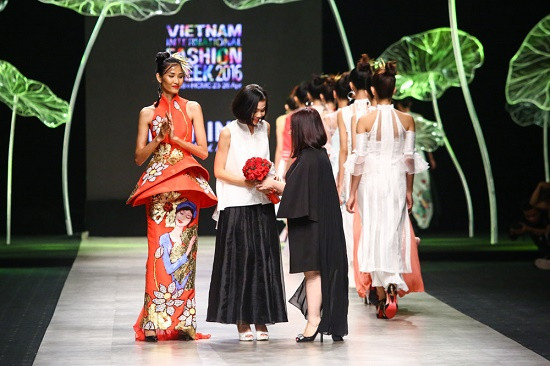 Hoàng Thuỳ diện váy dát vàng thật tại Vietnam International Fashion Week