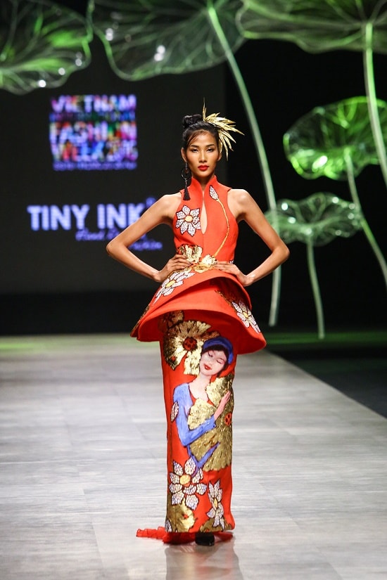 Hoàng Thuỳ diện váy dát vàng thật tại Vietnam International Fashion Week