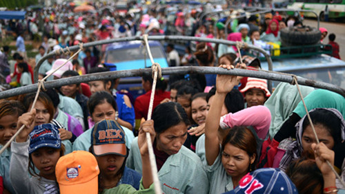 Campuchia: Xe tải bị lật khiến hơn 70 công nhân bị thương