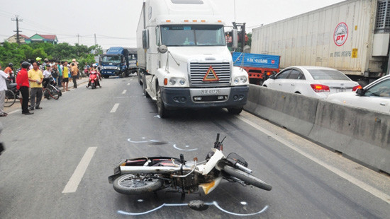 Tai nạn liên hoàn trên QL1, giao thông “tê liệt” hàng giờ đồng hồ