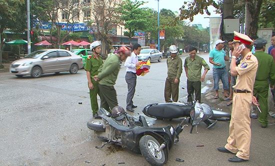 Tin tức giao thông 24h: Tai nạn xe máy, 2 thanh niên nguy kịch