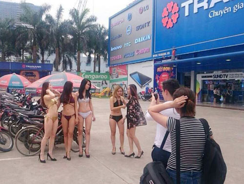 PG mặc bikini ở siêu thị Trần Anh: Chỉ tại cái biển treo cao!