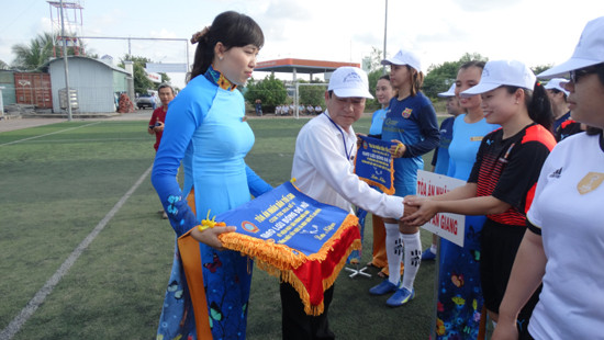 TAND tỉnh Cà Mau tổ chức giải bóng đá nữ mở rộng chào mừng 41 năm ngày thống nhất đất nước 