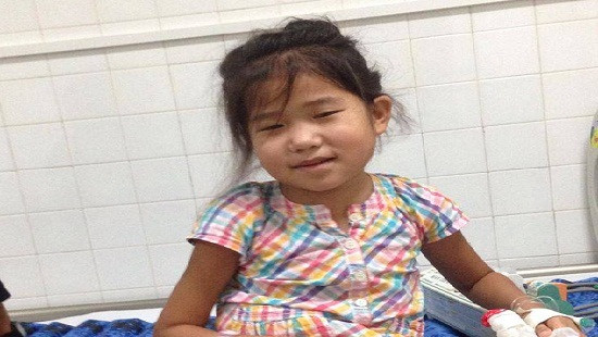 Bé gái người Mông có khối u khổng lồ được xuất viện