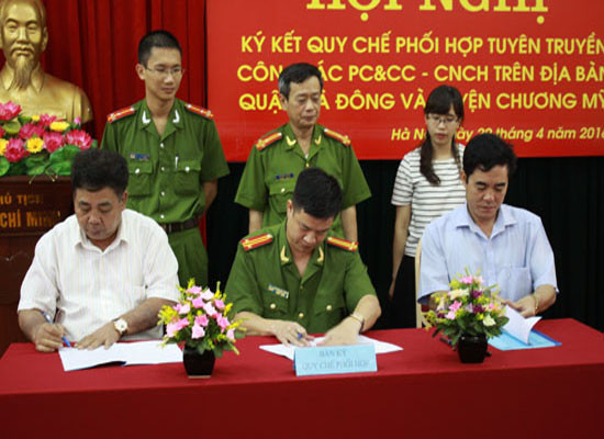 Hà Nội: Ký quy chế phối hợp tuyên truyền PCCC trên địa bàn 2 quận, huyện