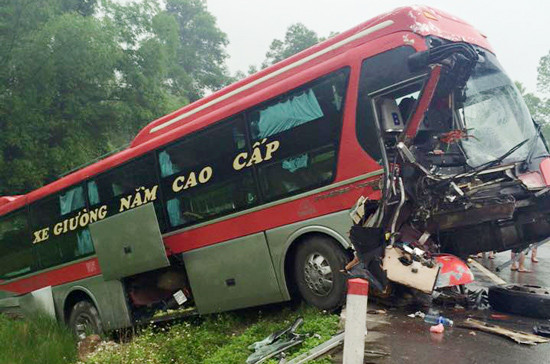 Xe khách chở 20 người bị xe tải húc văng, 1 người tử vong tại chỗ