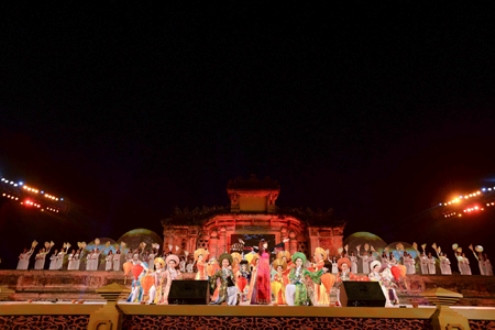 Ấn tượng Đêm hội áo dài Festival “Nơi huyền thoại bắt đầu”