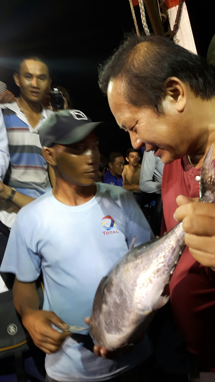 Quảng Bình: Người dân chen nhau đi mua cá biển