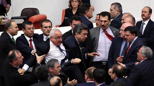 Thổ Nhĩ Kỳ: Nghị sĩ ẩu đả ngay trong phiên họp Quốc hội