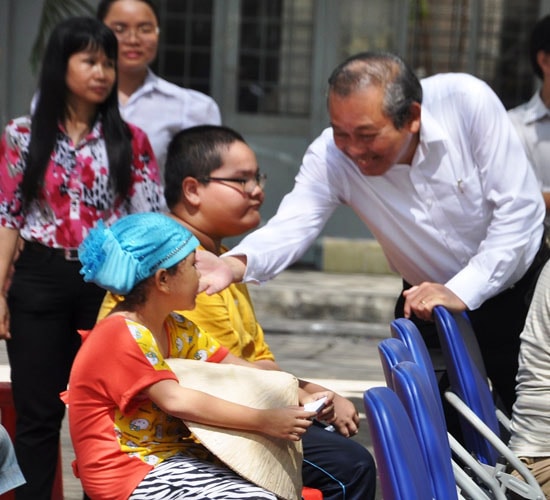 Phó Thủ tướng Trương Hòa Bình thăm, tặng quà đồng bào Chăm tại TP Hồ Chí Minh