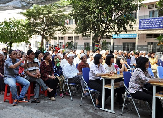 Phó Thủ tướng Trương Hòa Bình thăm, tặng quà đồng bào Chăm tại TP Hồ Chí Minh