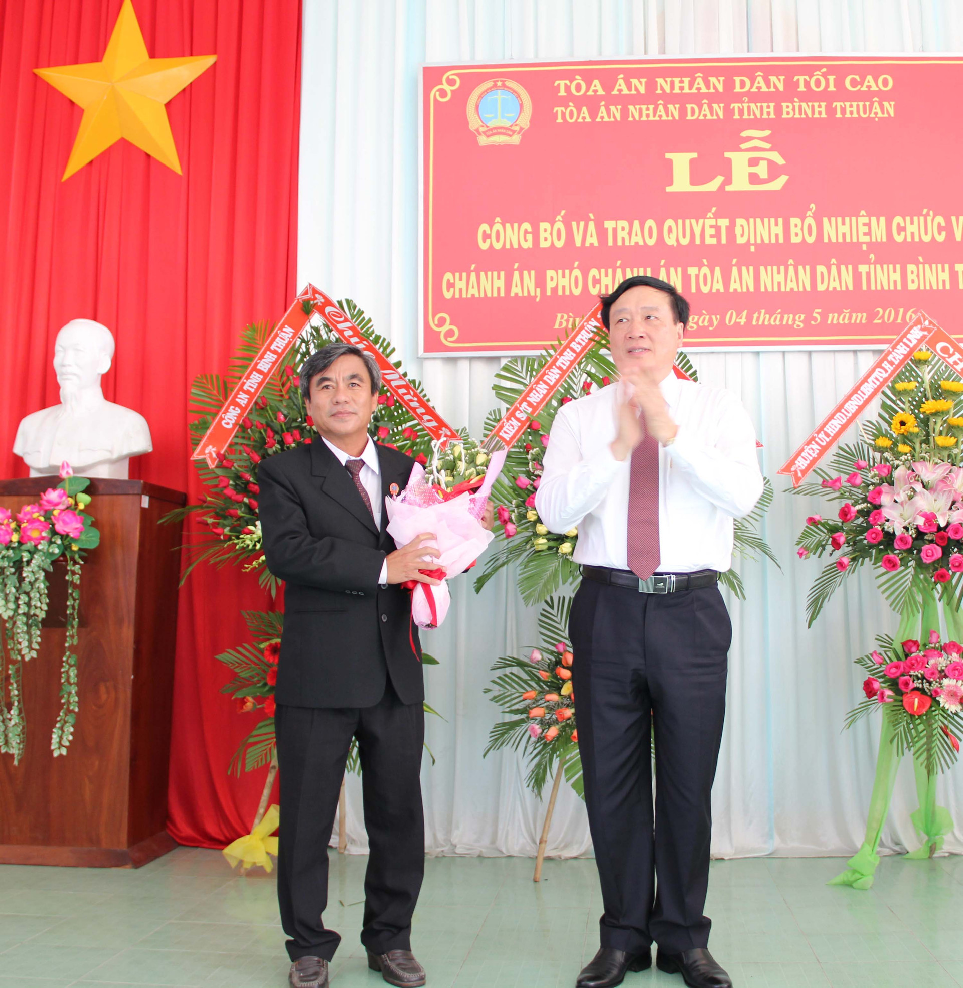 Chánh án TANDTC Nguyễn Hòa Bình thăm và làm việc với TAND 2 cấp tỉnh Bình Thuận