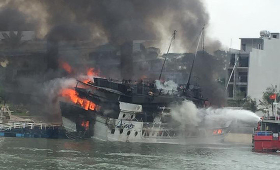 Tàu du lịch bốc cháy dữ dội, hành khách nhảy xuống biển thoát thân