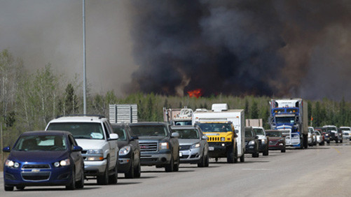 Canada: Đoàn xe sơ tán bị mắc kẹt trong đám cháy rừng
