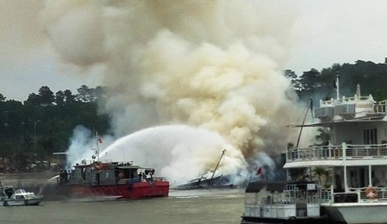 Vụ cháy tàu du lịch ở Hạ Long: Thiệt hại 30 tỷ đồng, bồi thường toàn bộ cho du khách