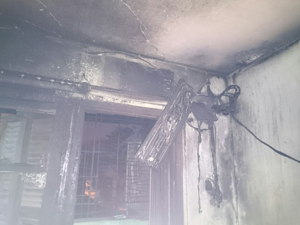Cháy nhà trong khu tập thể Thanh Xuân Bắc, cả gia đình thoát chết