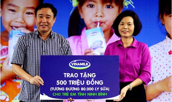 Vinamilk và Quỹ sữa Vươn cao Việt Nam năm 2016 trao tặng sữa cho 40.000 trẻ em ở 40 tỉnh thành trên cả nước