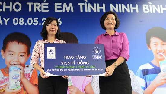 Vinamilk và Quỹ sữa Vươn cao Việt Nam năm 2016 trao tặng sữa cho 40.000 trẻ em ở 40 tỉnh thành trên cả nước