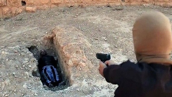 IS hành quyết bé trai 7 tuổi ngay trước mặt bố mẹ vì tội “chửi thề Thánh Allah”