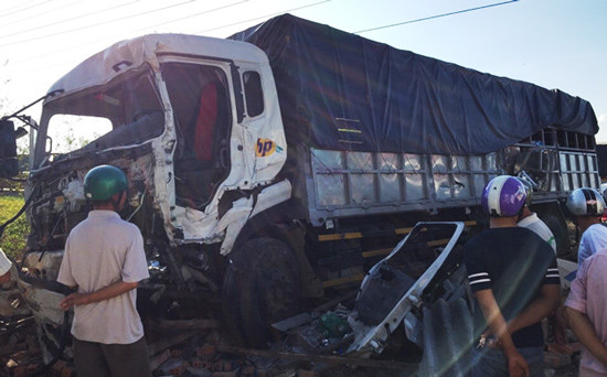 Tin tức giao thông 24h: Xe tải tông nhau, hai người chết thảm