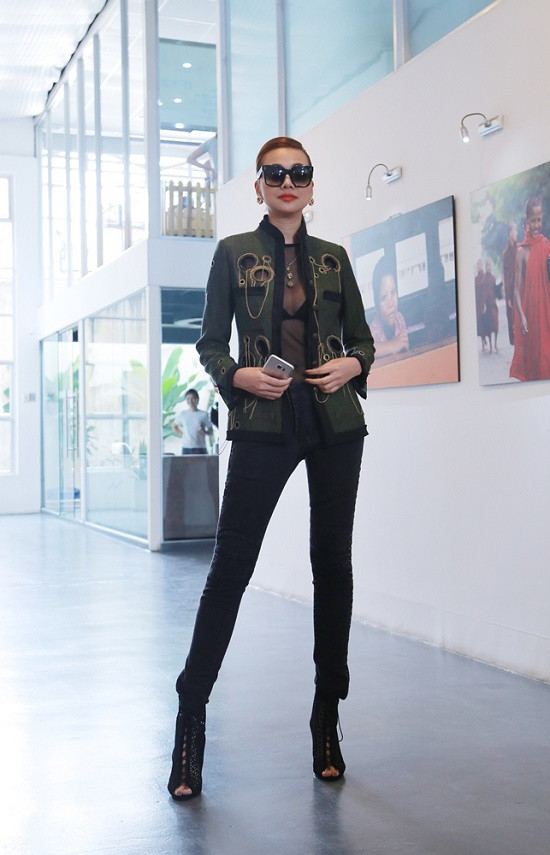 Siêu mẫu Thanh Hằng diện nguyên cây hàng hiệu đi chấm thi Top Model Online