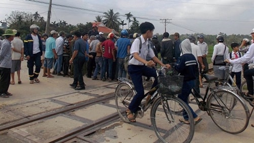 Hà Nam: Tàu đâm trực diện, người đàn ông tử vong