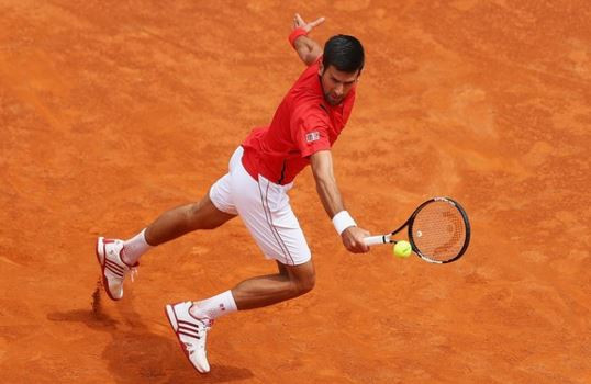 Novak Djokovic vất vả giành vé vào vòng 3 Rome Masters