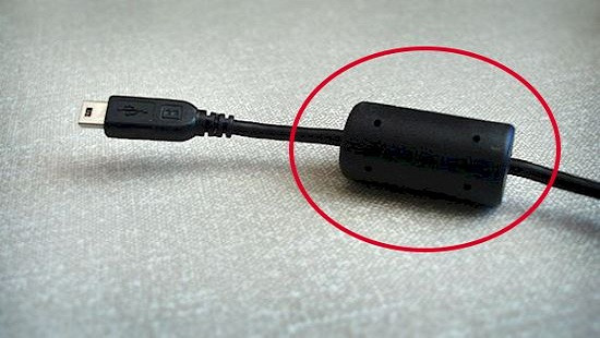 Hình trụ màu đen trên dây sạc laptop dùng để làm gì?